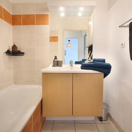 Berges Du Midi - Piscine Parking